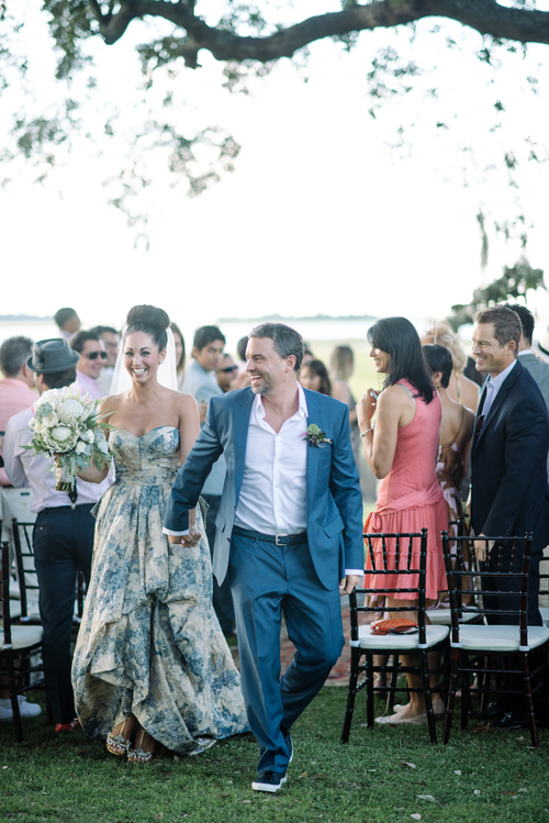Vestido em off white e todo bordado de lantejoulas azuis (Foto: Reprodução)